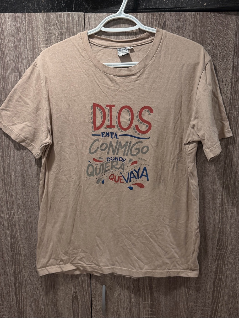Mens Graphic Tee - Beige 'Dios Está Conmigo'